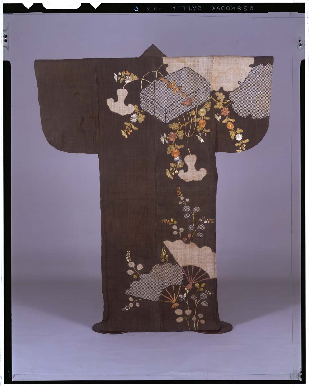 C0006217 黒茶麻地扇面雪輪手筥秋草模様染・繍帷子 - 東京国立博物館 