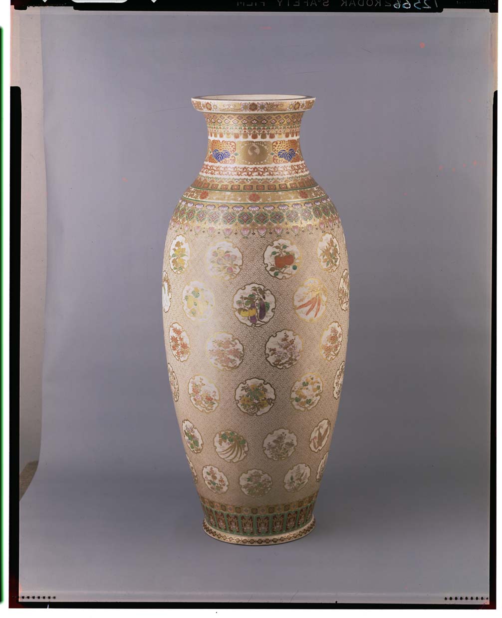 C0012566 色絵花卉文花瓶 - 東京国立博物館 画像検索