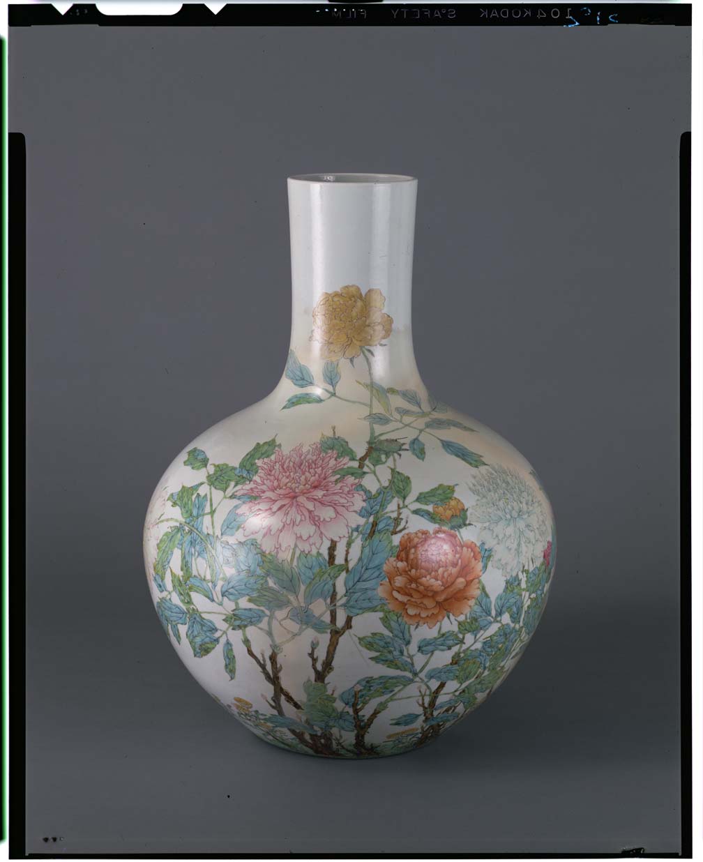 C0013092 粉彩牡丹文大瓶 - 東京国立博物館 画像検索