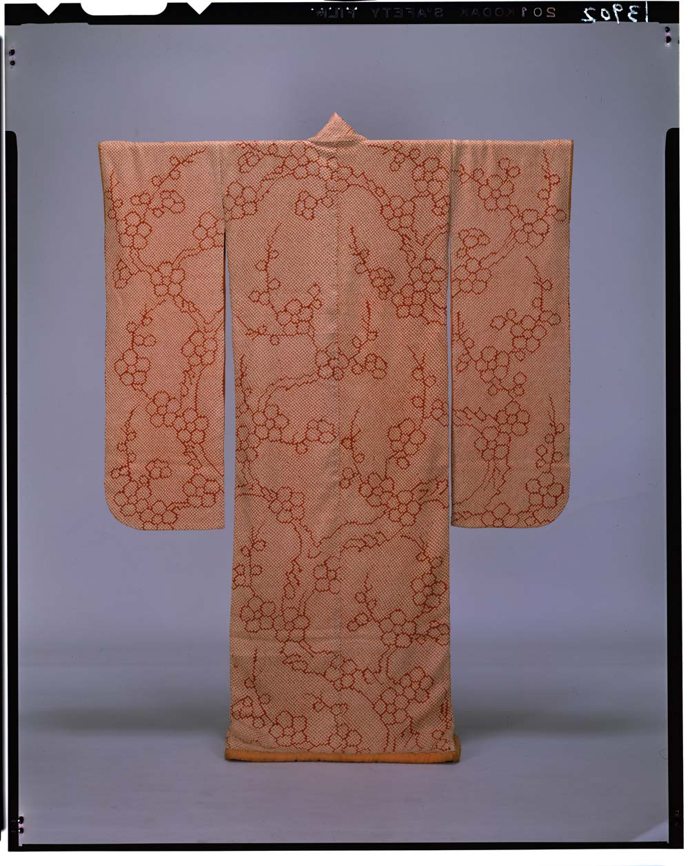 C0013902 紅綸子地梅樹模様振袖 - 東京国立博物館 画像検索