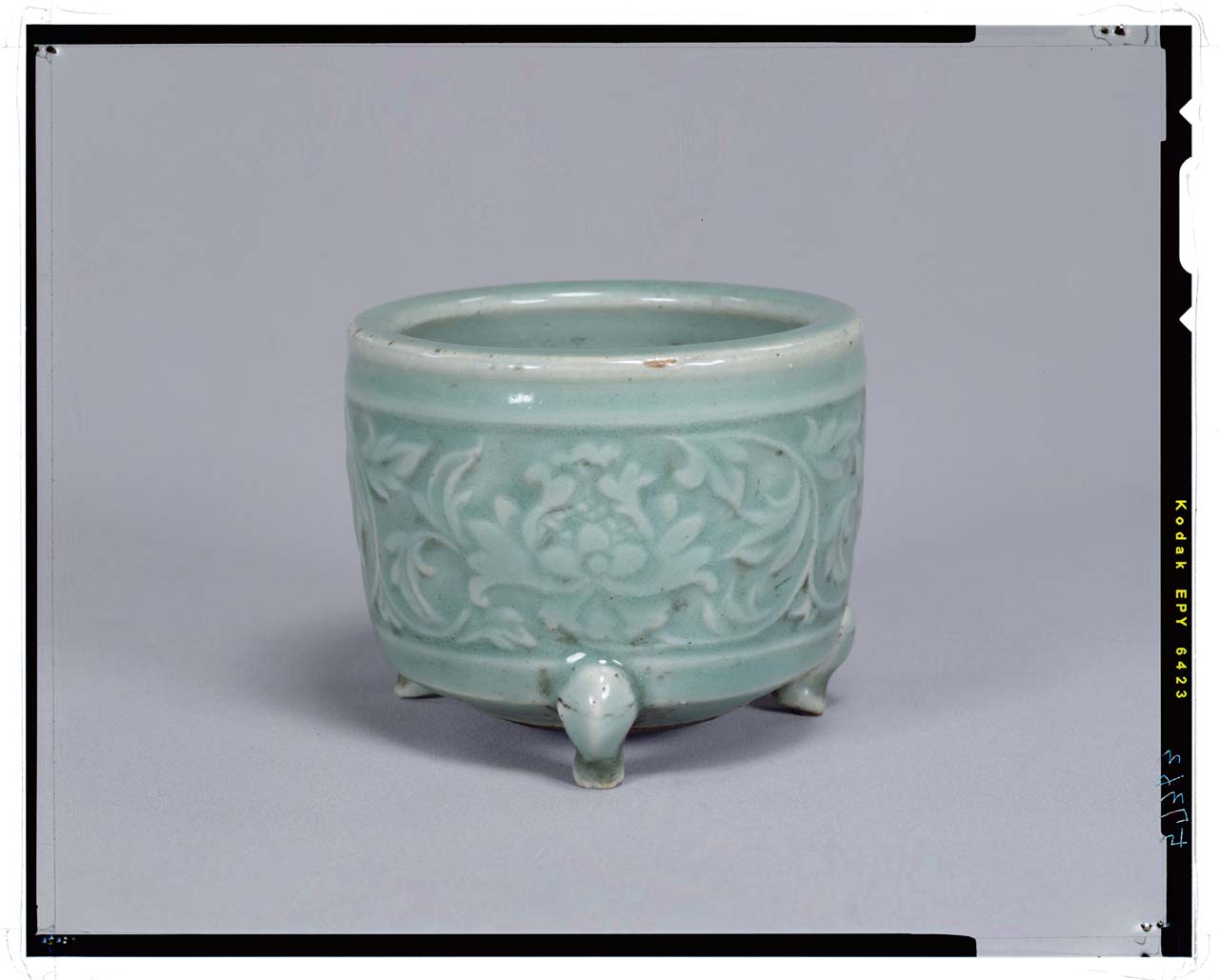 C0057363 青磁牡丹唐草文香炉 - 東京国立博物館 画像検索