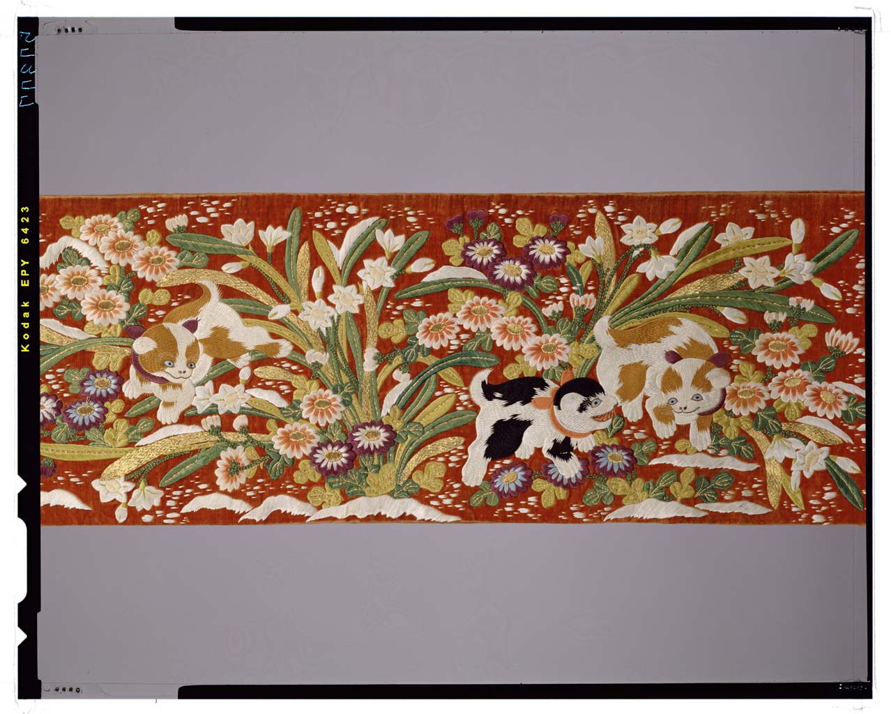 C0057377 紅ビロード地小犬水仙菊模様帯 - 東京国立博物館 画像検索