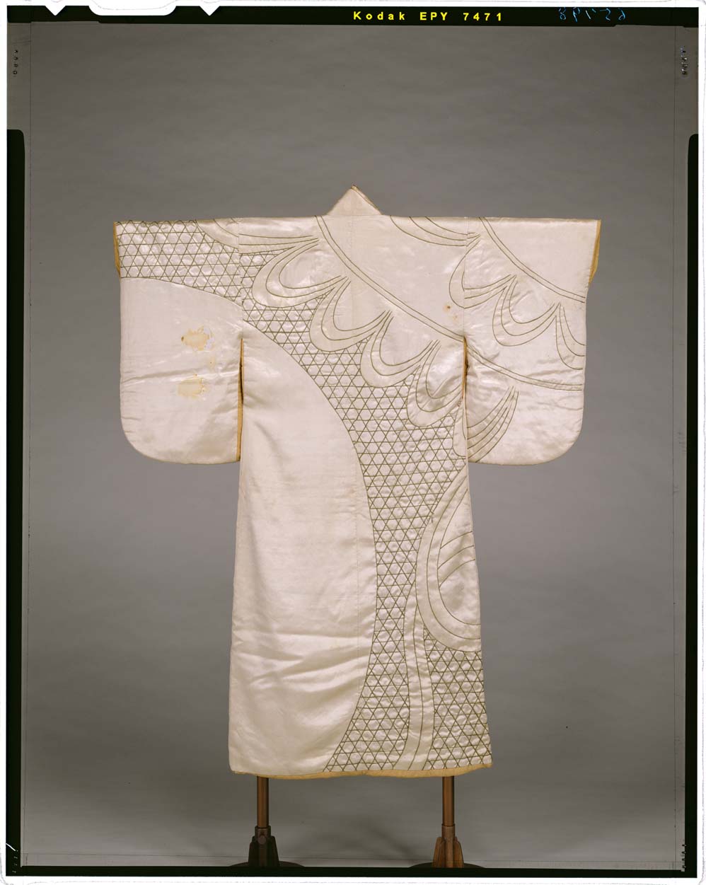 C0065798 白繻子地蛇篭晒布模様振袖 - 東京国立博物館 画像検索