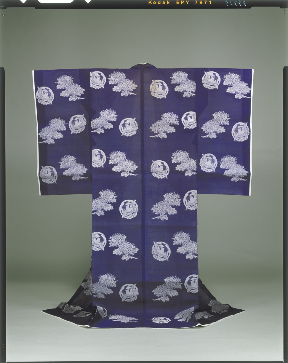 C0097725 袿＿紫紗地尾長鳥丸菊折枝模様縫取織 - 東京国立博物館