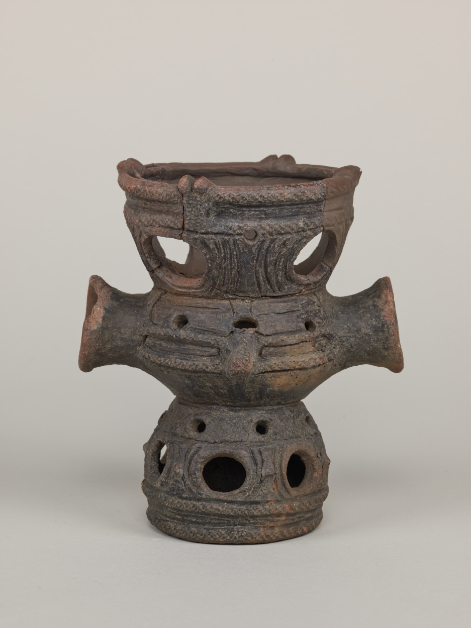 E0115531 異形台付土器 - 東京国立博物館 画像検索
